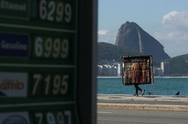 Vendedor de rua caminha ao longo da praia de Copacabana, 2 de setembro de 2021. - Sputnik Brasil