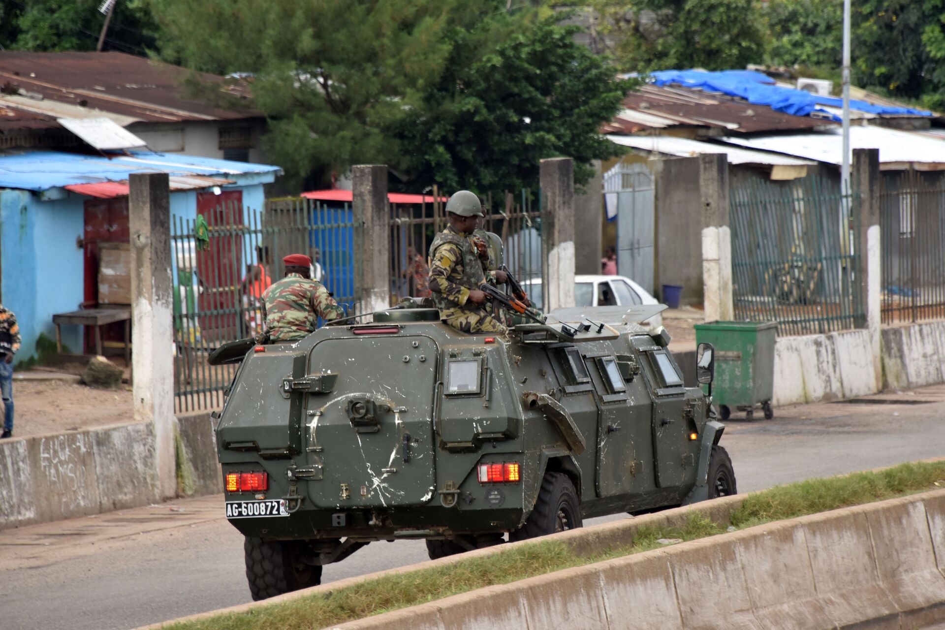 Membros das Forças Armadas da Guiné atravessam o bairro central de Kaloum, Conacri, Guiné, 5 de setembro de 2021 - Sputnik Brasil, 1920, 09.11.2021