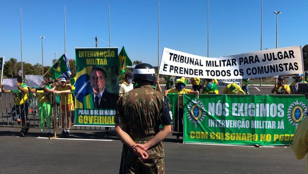 Apoiadores de Bolsonaro fazem protesto pedindo intervenção militar, em Brasília. Foto de arquivo - Sputnik Brasil
