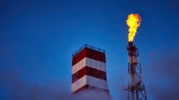 Plataforma de perfuração de petróleo e de queima de gás da empresa petrolífera Gazprom Neft na Rússia - Sputnik Brasil