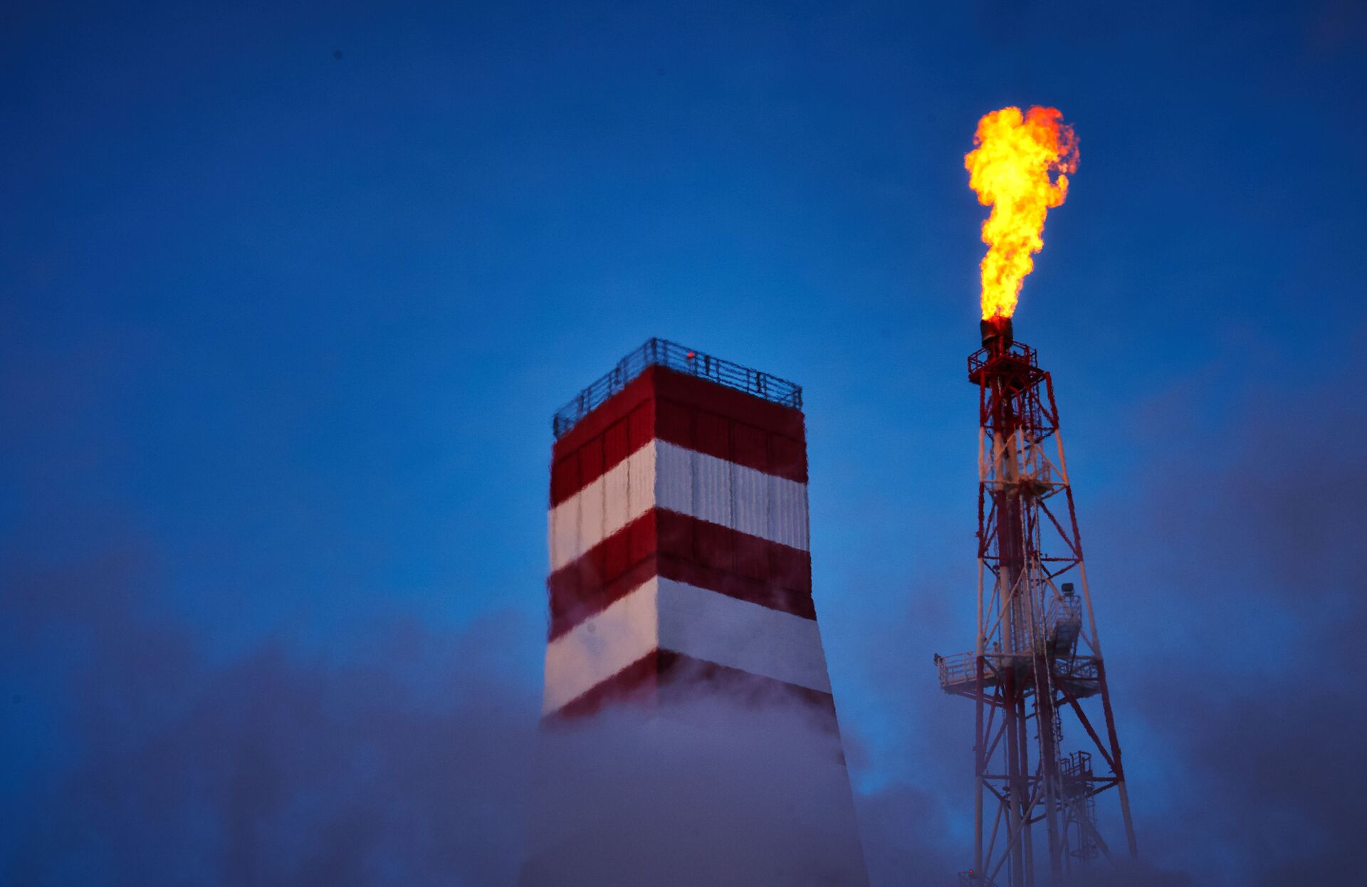 Plataforma de perfuração de petróleo e de queima de gás da empresa petrolífera Gazprom Neft na Rússia - Sputnik Brasil, 1920, 09.11.2021