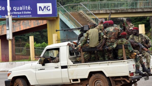 Membros das Forças Armadas de Guiné percorrem bairro central de Kaloum, em Conakry, em 5 de setembro de 2021 - Sputnik Brasil