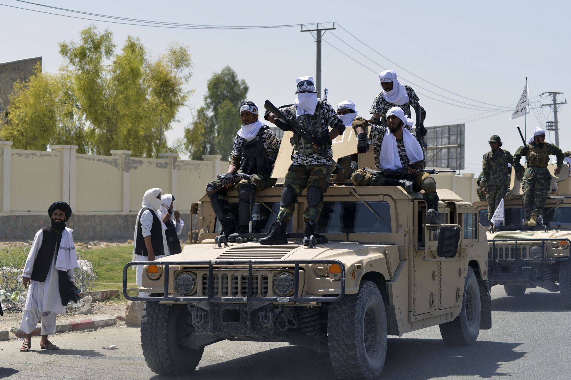 Combatentes talibãs em veículos militares Humvee desfilando ao longo de uma rodovia para comemorar a retirada das forças dos EUA do Afeganistão, em Kandahar  - Sputnik Brasil, 1920, 04.01.2022