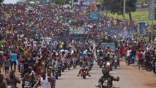 Pessoas nas ruas da Guiné após detenção do presidente Alpha Condé durante golpe militar na capital guineana, 5 de setembro de 2021 - Sputnik Brasil