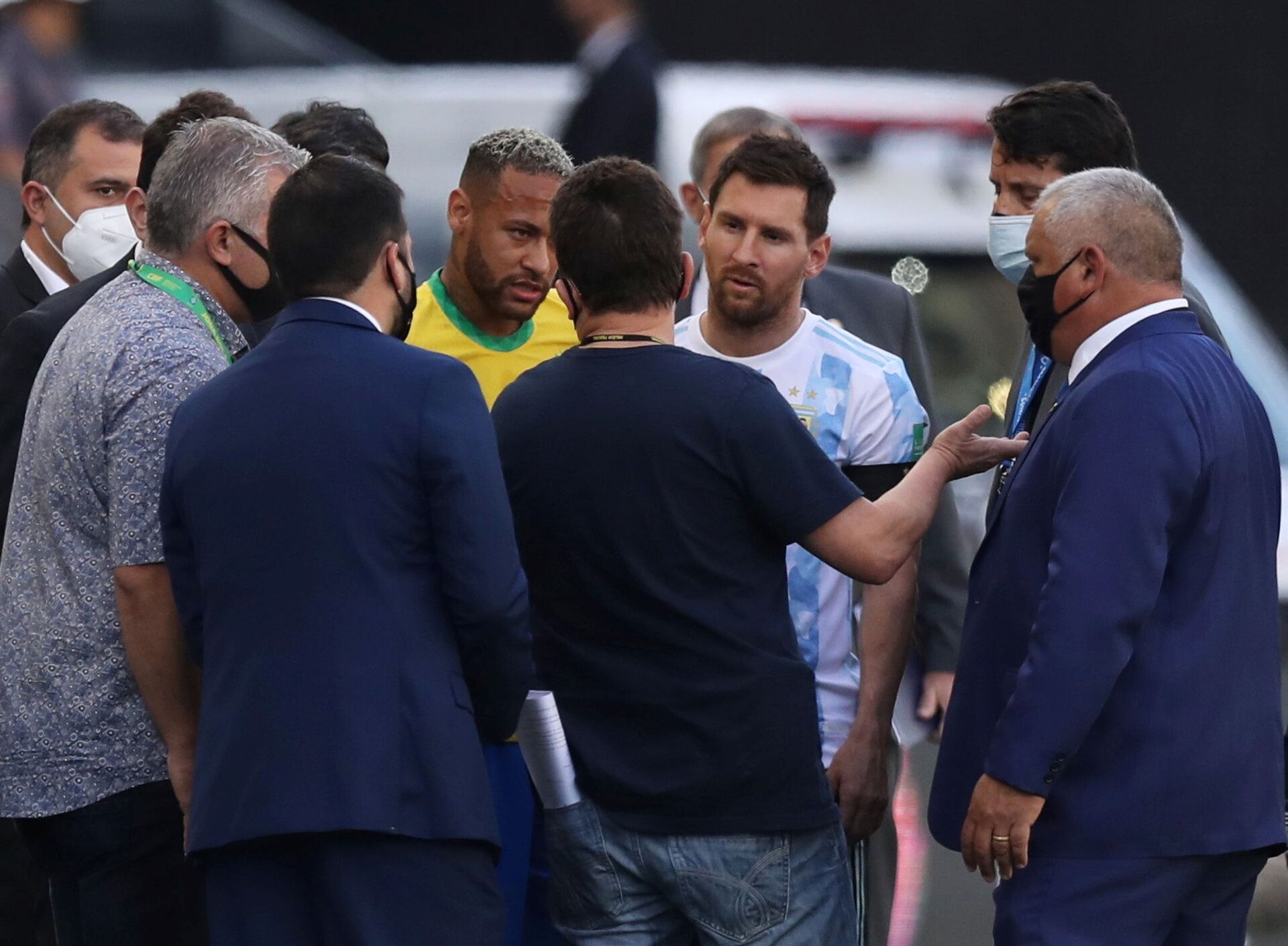 Lionel Messi da Argentina e Neymar do Brasil durante interrupção na partida Argentina-Brasil, 5 de setembro de 2021 - Sputnik Brasil, 1920, 09.11.2021