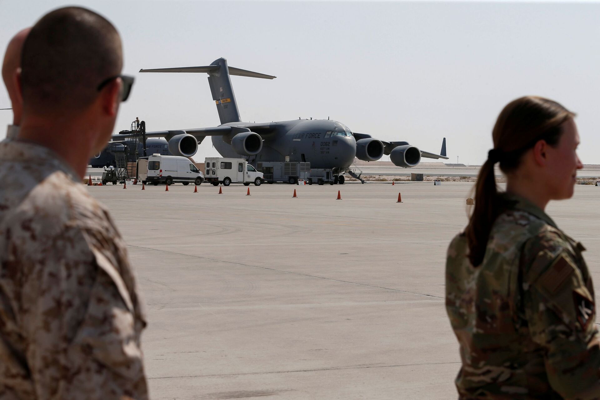 Militares dos EUA perto de aviões da Força Aérea dos EUA, usados para evacuar pessoas do Afeganistão, na base aérea Al Udeid em Doha, Qatar, 4 de setembro de 2021 - Sputnik Brasil, 1920, 09.11.2021