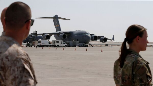 Militares dos EUA perto de aviões da Força Aérea dos EUA, usados para evacuar pessoas do Afeganistão, na base aérea Al Udeid em Doha, Qatar, 4 de setembro de 2021 - Sputnik Brasil