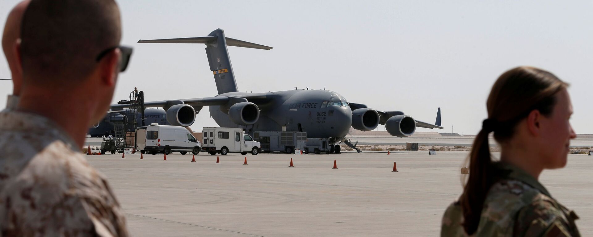 Militares dos EUA perto de aviões da Força Aérea dos EUA, usados para evacuar pessoas do Afeganistão, na base aérea Al Udeid em Doha, Qatar, 4 de setembro de 2021 - Sputnik Brasil, 1920, 26.10.2021