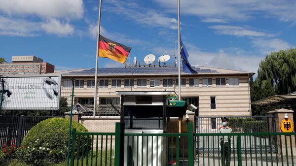 Bandeiras da Alemanha e da União Europeia colocadas a meia haste na embaixada alemã na China, 6 de setembro de 2021 - Sputnik Brasil