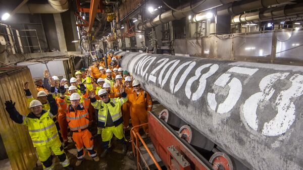 Especialistas instalam último tubo da segunda linha do gasoduto Nord Stream 2 (Corrente do Norte 2), marcando o fim próximo da construção do projeto - Sputnik Brasil
