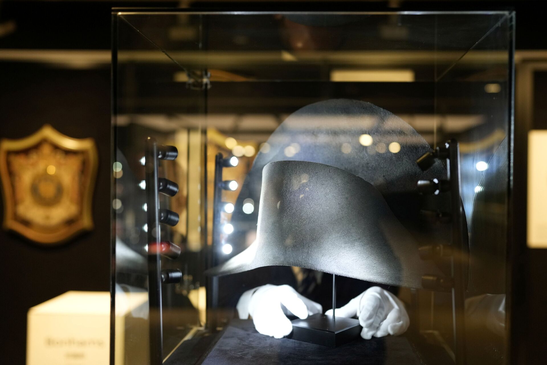Chapéu bicorne militar de inverno que pertenceu ao imperador francês Napoleão Bonaparte (1769-1821) é visto dentro de tubo de vidro antes de um leilão em Bonhams, Hong Kong, China, 3 de setembro de 2021 - Sputnik Brasil, 1920, 09.11.2021