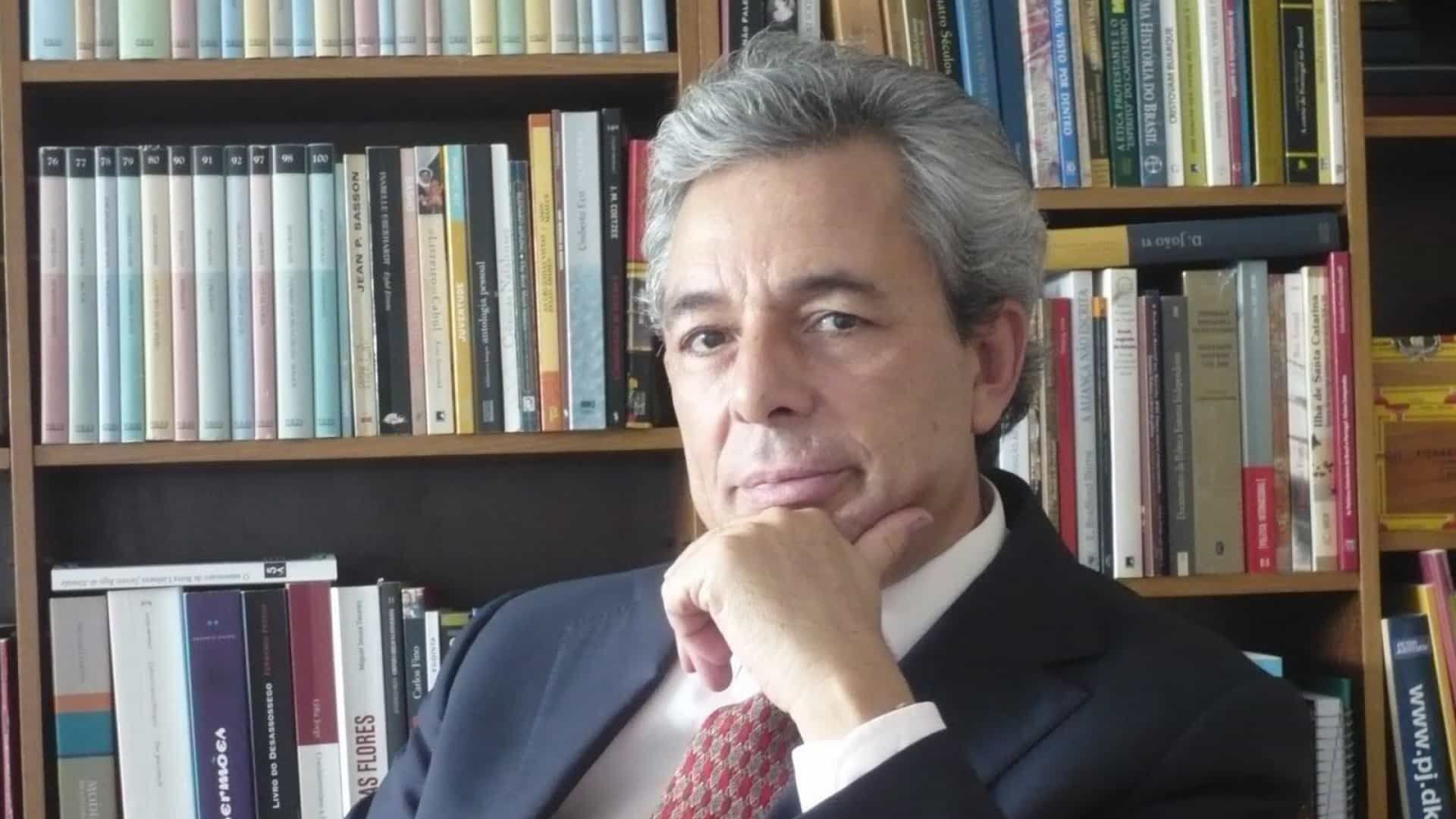 O jornalista português Carlos Fino, doutor em Ciências da Comunicação pelas universidades de Brasília e do Minho - Sputnik Brasil, 1920, 09.11.2021