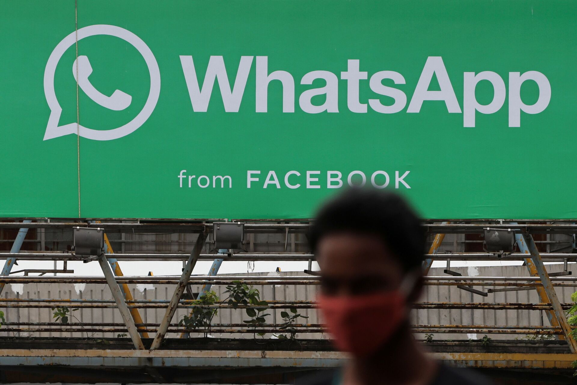Homem passa por um cartaz do aplicativo WhatsApp em Mumbai, Índia, 26 de agosto de 2021 - Sputnik Brasil, 1920, 09.11.2021
