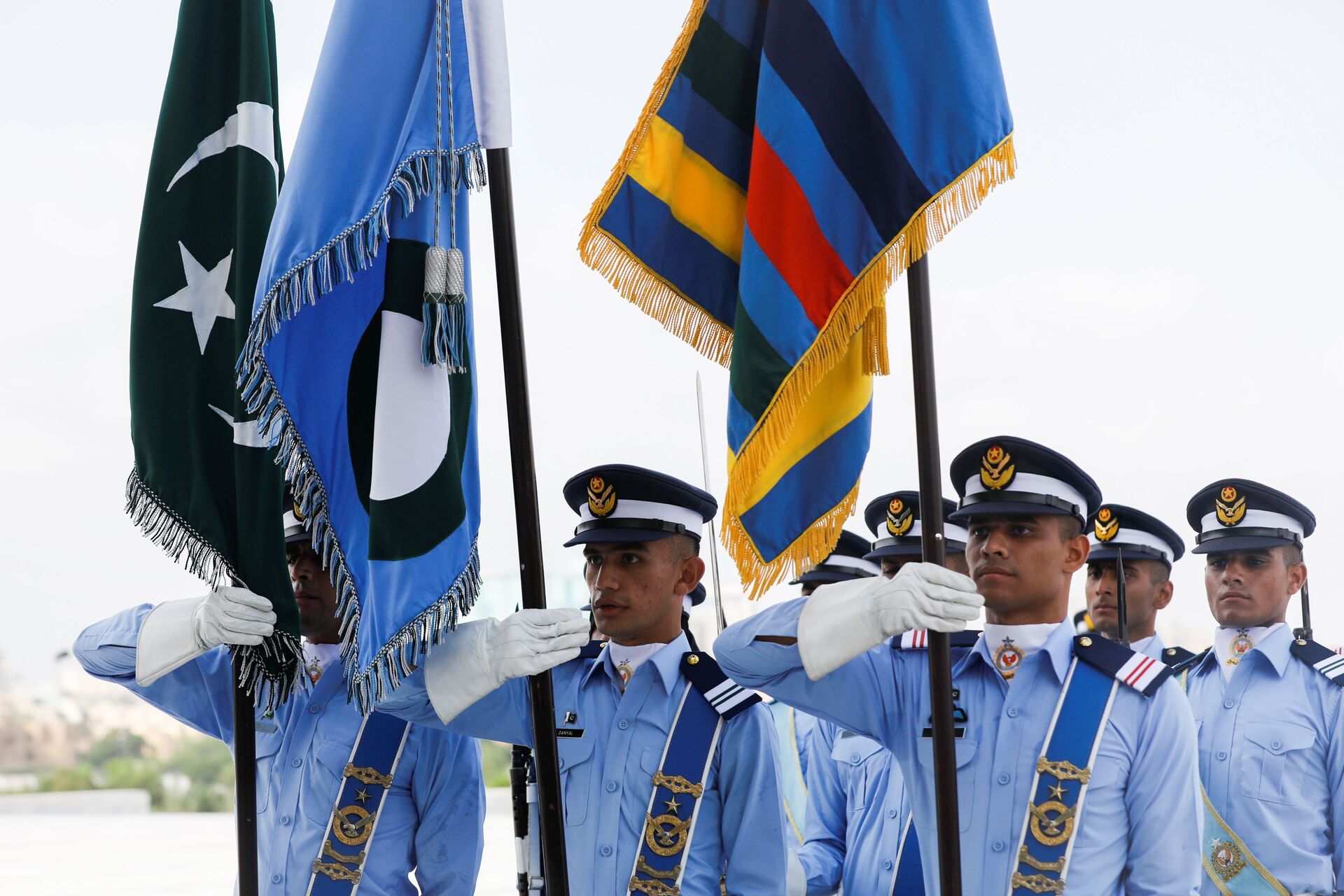 Membros da Força Aérea do Paquistão seguram bandeiras durante cerimônia do Dia da Defesa do Paquistão, em Karachi, Paquistão, 6 de setembro de 2021 - Sputnik Brasil, 1920, 09.11.2021