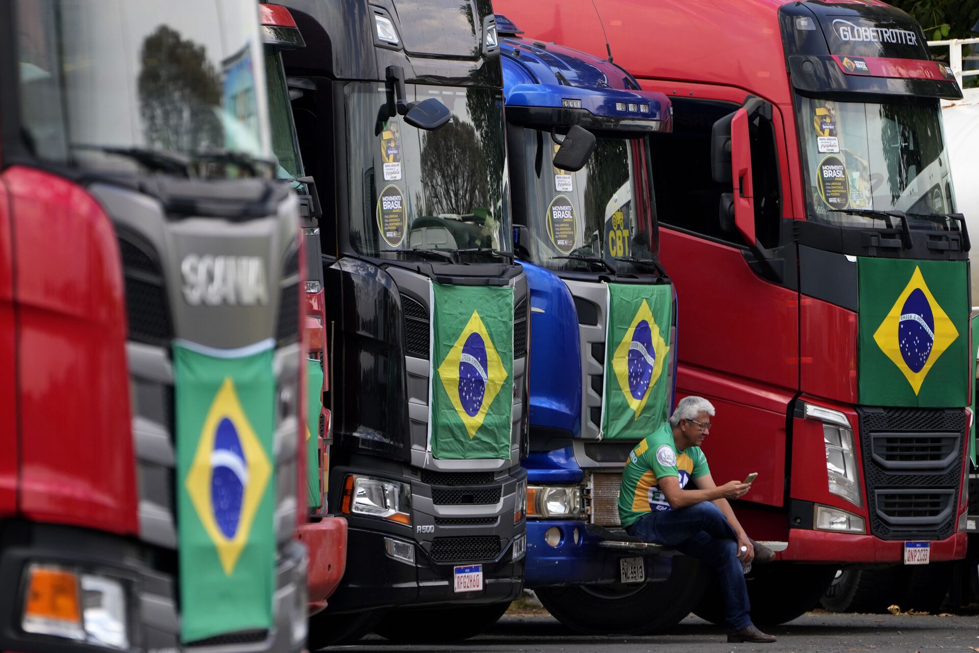 Motorista de caminhão sentado em meio a caminhões no campo organizado pelos apoiadores do presidente Jair Bolsonaro, Brasília, 6 de setembro de 2021 - Sputnik Brasil, 1920, 15.12.2022