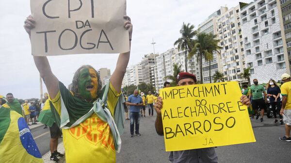 Manifestantes na praia de Copacabana, no Rio de Janeiro, pedem o impeachment do ministro do Supremo Tribunal Federal e presidente do Tribunal Superior Eleitoral (TSE), Luís Roberto Barroso. - Sputnik Brasil