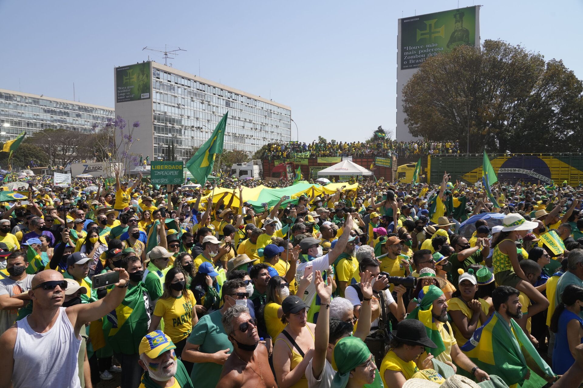 Milhares de brasileiros ouvem o presidente Jair Bolsonaro falar em ato no Dia da Independência em Brasília - Sputnik Brasil, 1920, 09.11.2021