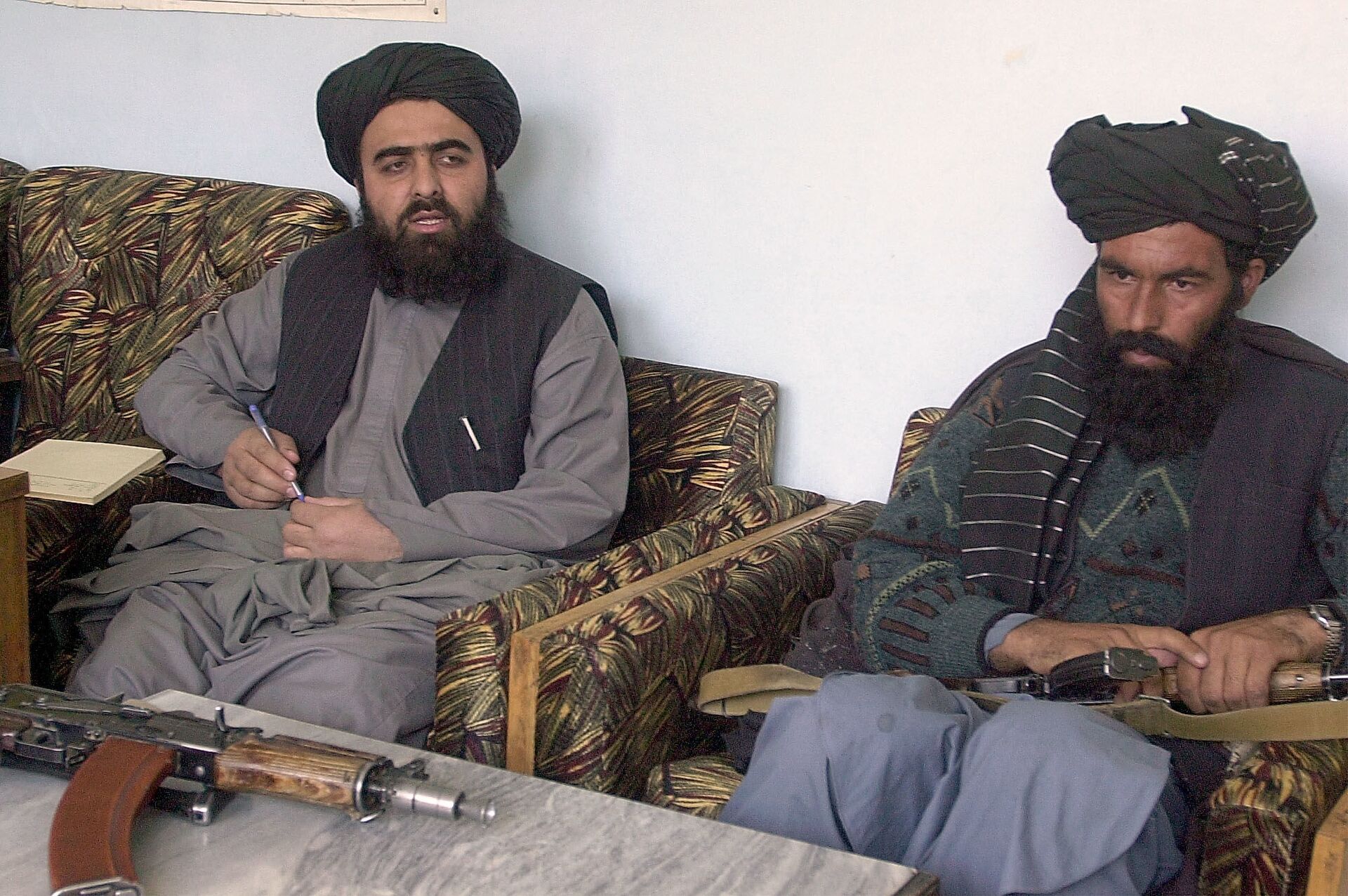 Amir Khan Muttaqi (à esquerda), ex-ministro da Educação do Afeganistão, durante uma entrevista em Cabul, pouco tempo depois dos ataques de 11 de setembro de 2001 - Sputnik Brasil, 1920, 09.11.2021