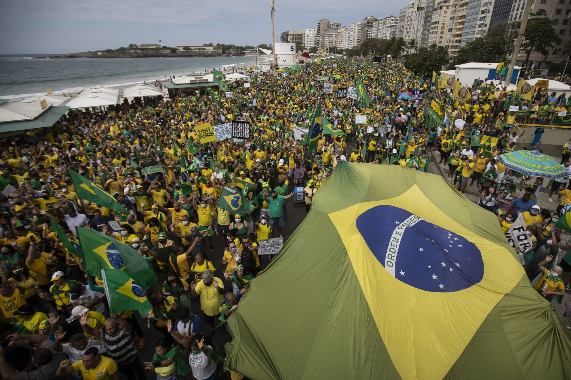 Apoiadores do presidente Jair Bolsonaro (sem partido) carregam a bandeira do Brasil na praia de Copacabana, no Rio de Janeiro, em 7 de setembro de 2021 - Sputnik Brasil, 1920, 29.08.2022