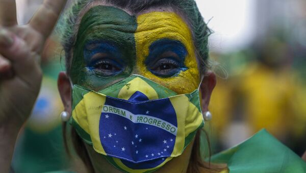 Mulher apoiadora do presidente brasileiro, Jair Bolsonaro, participa de manifestação pelo Dia da Independência do Brasil, em São Paulo, em 7 de setembro de 2021 - Sputnik Brasil