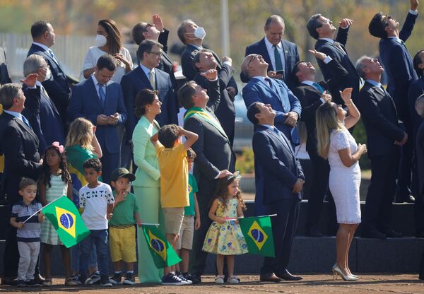 Presidente Jair Bolsonaro e seus apoiadores observando as celebrações do Dia da Independência, em 7 de setembro de 2021. - Sputnik Brasil