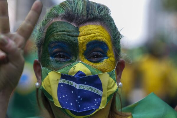 Mulher apoiadora de presidente brasileiro, Jair Bolsonaro, participa de manifestação pelo Dia da Independência do Brasil, em São Paulo, em 7 de setembro de 2021. - Sputnik Brasil