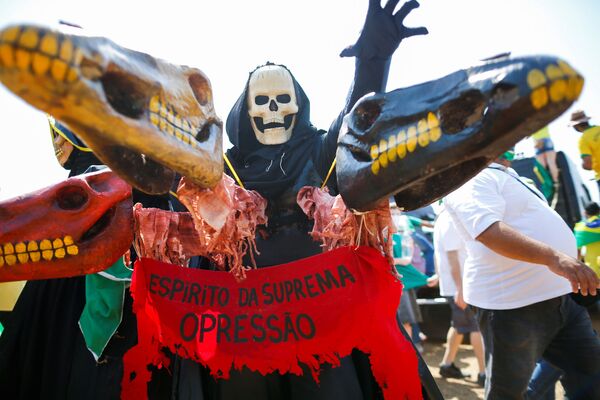 Apoiador de Bolsonaro, vestido de Morte, defende ataque de presidente brasileiro ao Supremo Tribunal, durante celebrações do Dia da Independência do Brasil, em 7 de setembro de 2021. - Sputnik Brasil