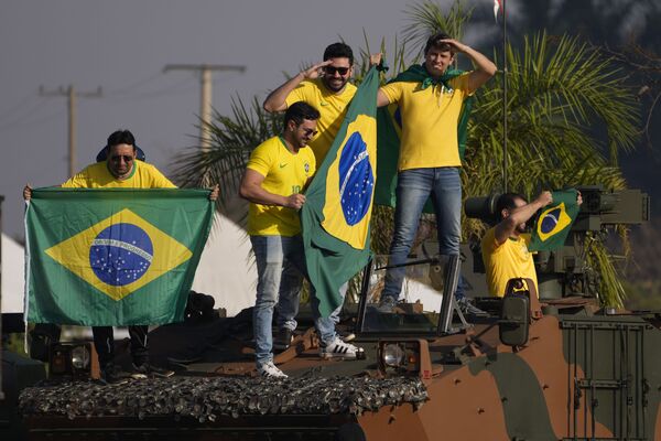 Manifestantes seguram bandeiras nacionais na capital brasileira de Brasília, no decorrer das celebrações pelo Dia da Independência, em 7 de setembro de 2021. - Sputnik Brasil