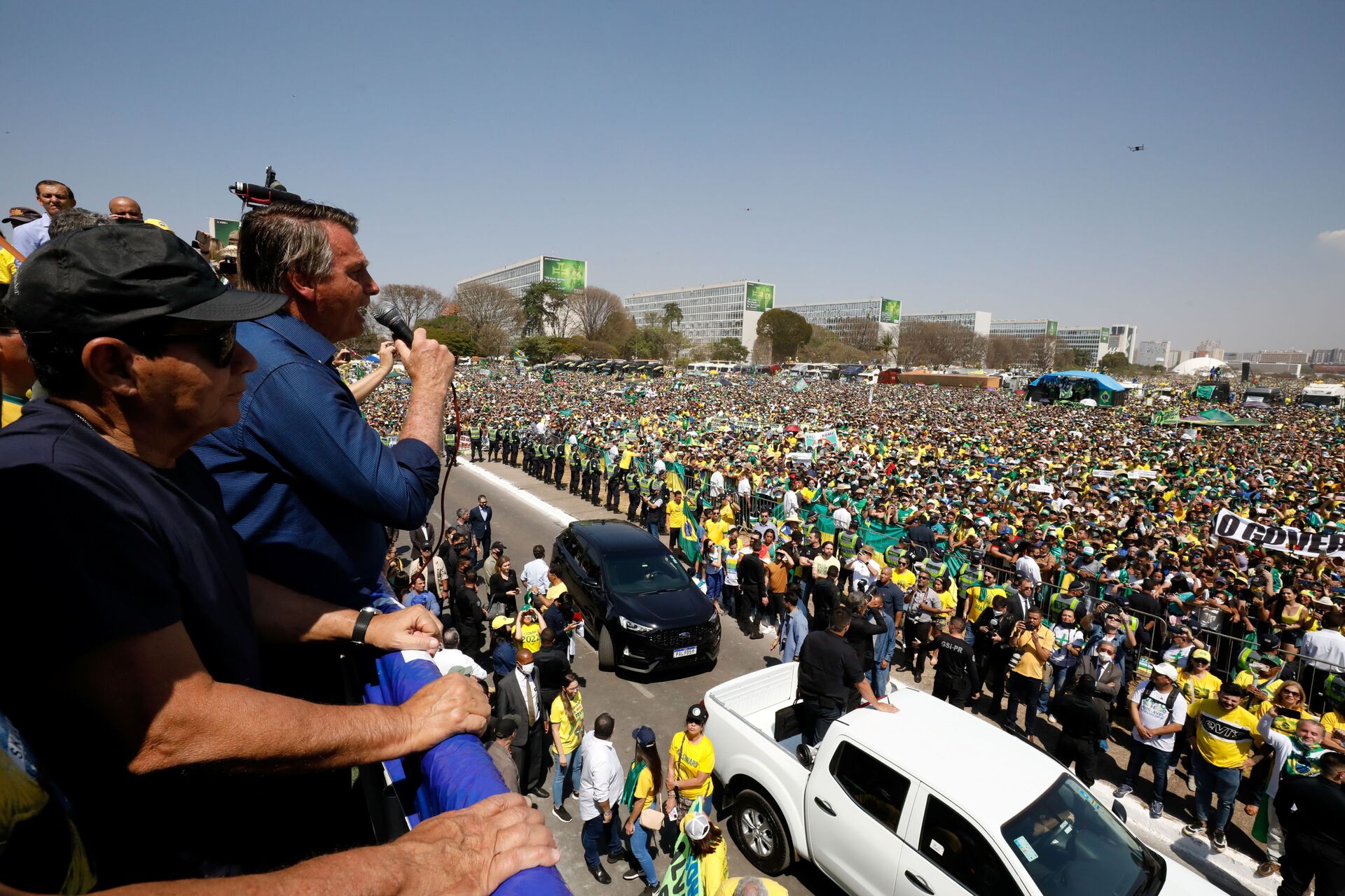Presidente Jair Bolsonaro discursa durante manifestação a favor do governo e contra o Supremo Tribunal Federal, em frente ao Congresso Nacional, em Brasília, 7 de setembro de 2021 - Sputnik Brasil, 1920, 09.11.2021