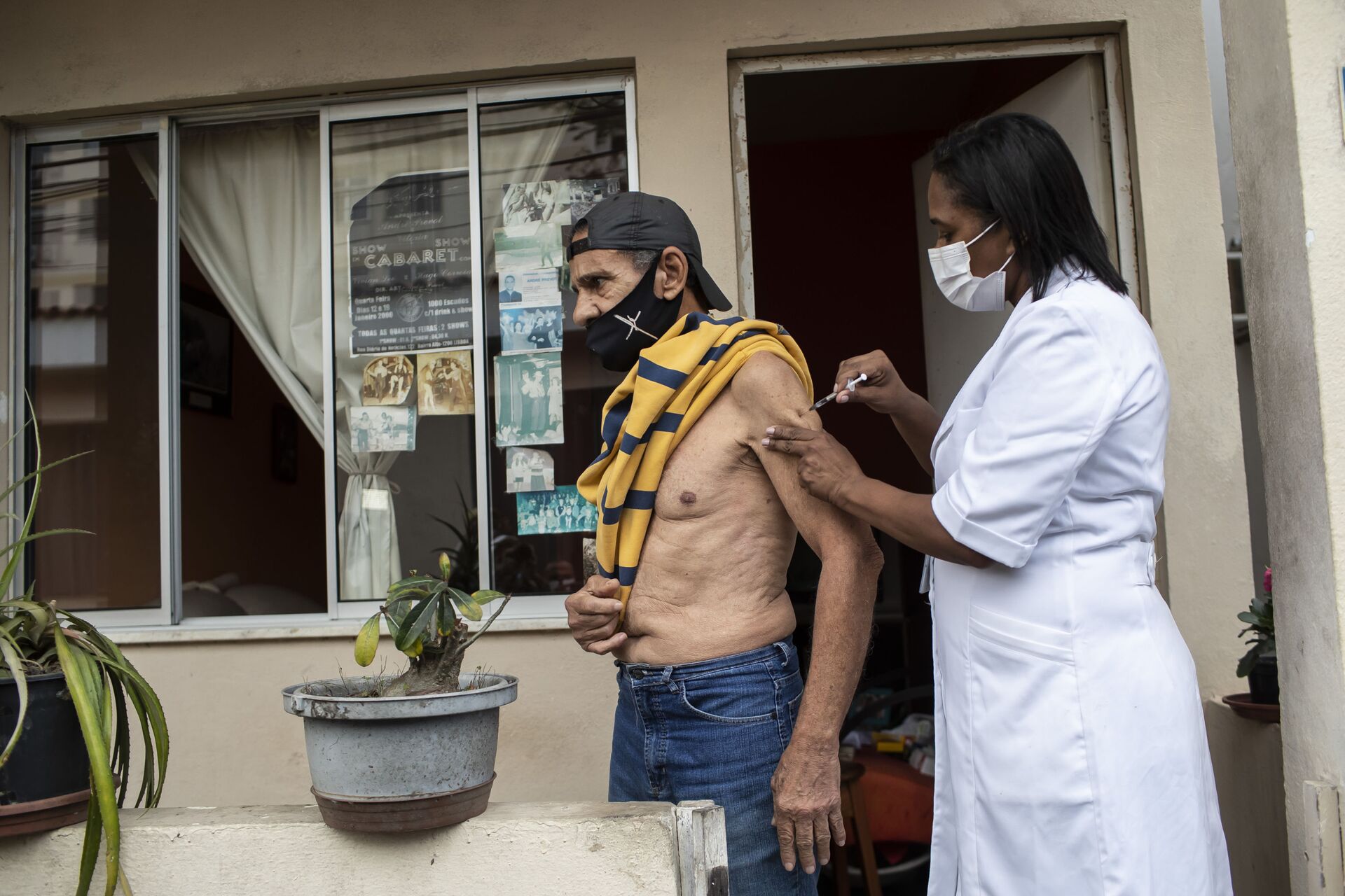 Homem recebe vacina da Pfizer, Rio de Janeiro, 1º de setembro de 2021 - Sputnik Brasil, 1920, 09.11.2021