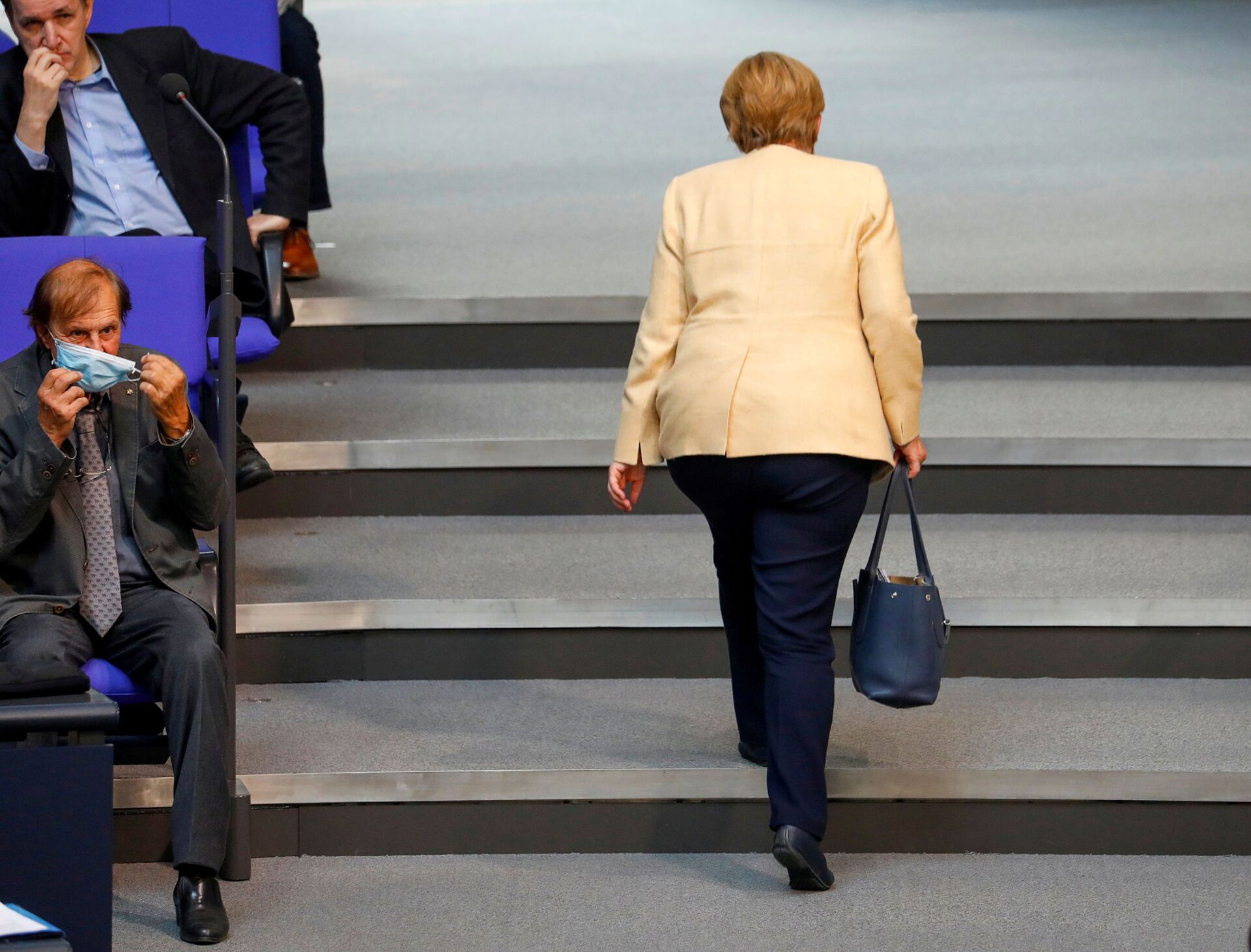 Chanceler alemã Angela Merkel sai da sala de plenários no Bundestag, Berlim, 7 de setembro de 2021 - Sputnik Brasil, 1920, 09.11.2021
