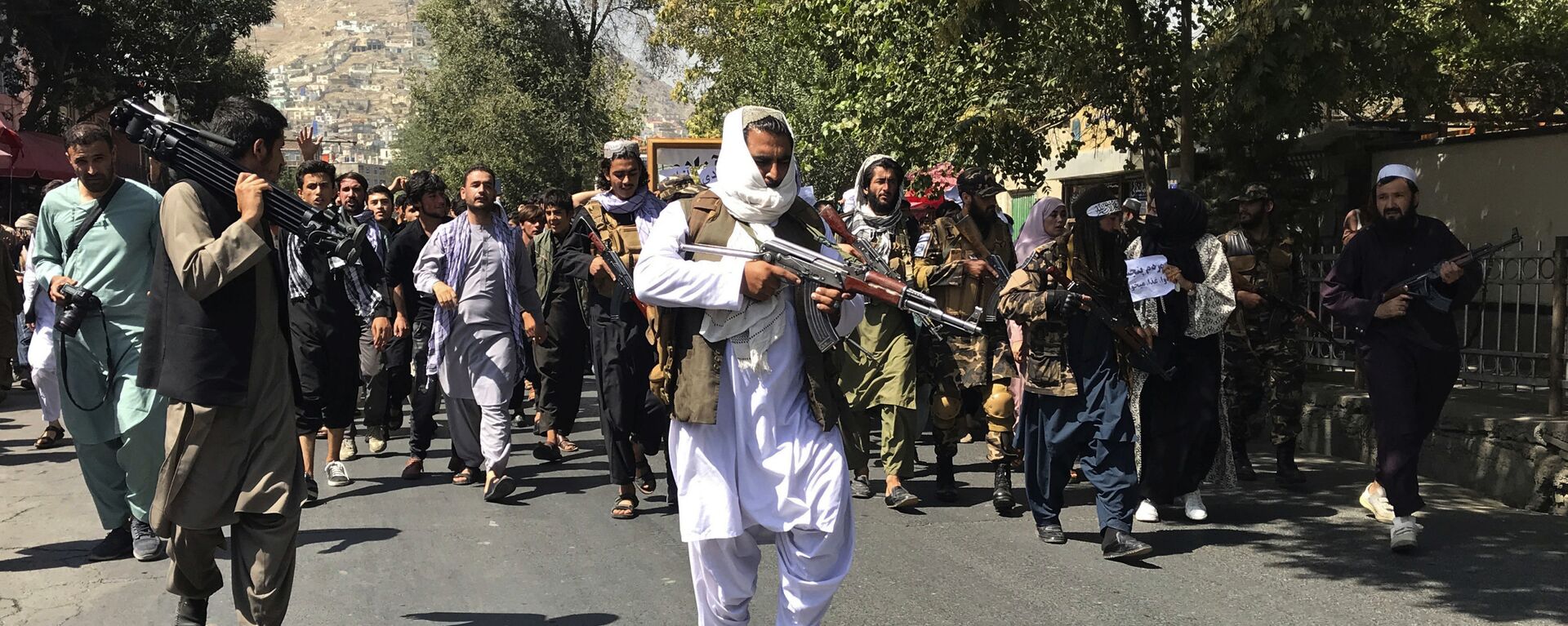 Soldados do Talibã durante manifestação contra os paquistaneses perto da embaixada do Paquistão em Cabul, Afeganistão, 7 de setembro de 2021 - Sputnik Brasil, 1920, 09.09.2021