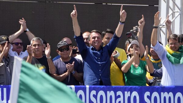 Presidente brasileiro Jair Bolsonaro festejando com seus apoiadores Dia da Independência, em 7 de setembro de 2021 - Sputnik Brasil