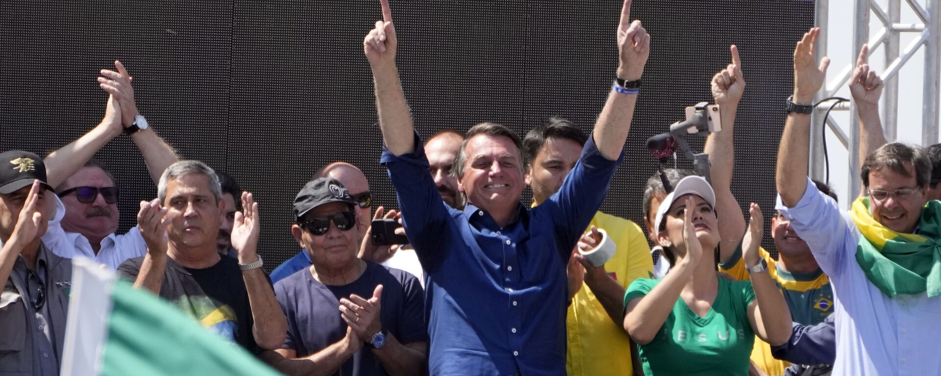 Presidente brasileiro Jair Bolsonaro festejando com seus apoiadores Dia da Independência, em 7 de setembro de 2021 - Sputnik Brasil, 1920, 08.09.2021