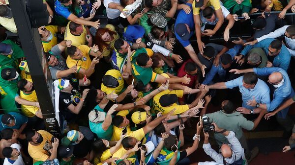 O presidente brasileiro Jair Bolsonaro saúda seus apoiadores enquanto eles se reúnem para apoiar o líder da extrema direita em sua disputa com o Supremo Tribunal Federal, em São Paulo, Brasil, 7 de setembro de 2021 - Sputnik Brasil