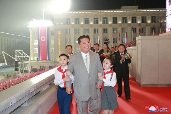 Líder norte-coreano Kim Jong-un rodeado por crianças na parada comemorativa do 73º aniversário da fundação da Coreia do Norte, 9 de setembro de 2021. - Sputnik Brasil