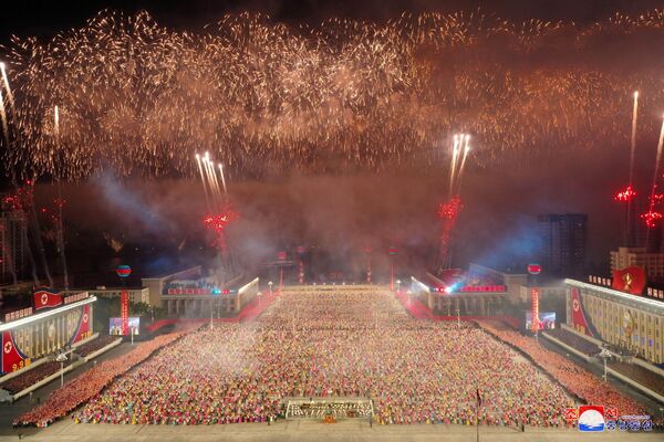 Fogos de artifício explodem sobre a Praça Kim Il-sung em Pyongyang em homenagem ao 73º aniversário da fundação da Coreia do Norte, 9 de setembro de 2021. - Sputnik Brasil