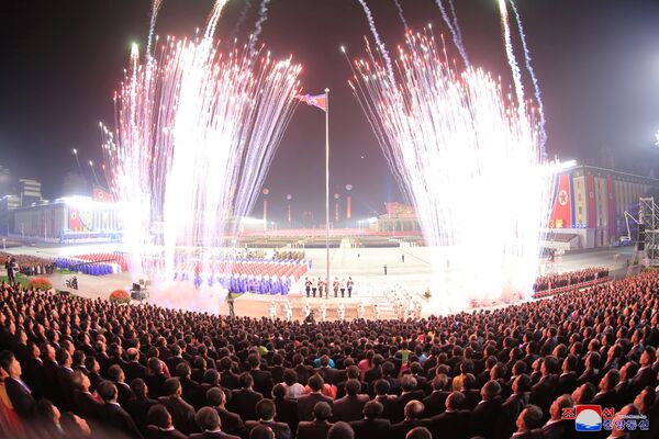 Fogos de artifício iluminam o céu de Pyongyang em homenagem ao 73º aniversário da fundação da Coreia do Norte, 9 de setembro de 2021. - Sputnik Brasil