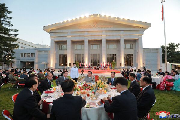 Líder norte-coreano Kim Jong-un participa com seus companheiros das celebrações do 73º aniversário da fundação da Coreia do Norte, 8 de setembro de 2021. - Sputnik Brasil