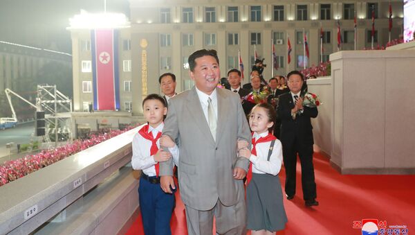 Líder norte-coreano chega ao desfile militar dedicado ao 73º aniversário da fundação do país, praça Kim Il Sung, Pyongyang, 9 de setembro de 2021 - Sputnik Brasil