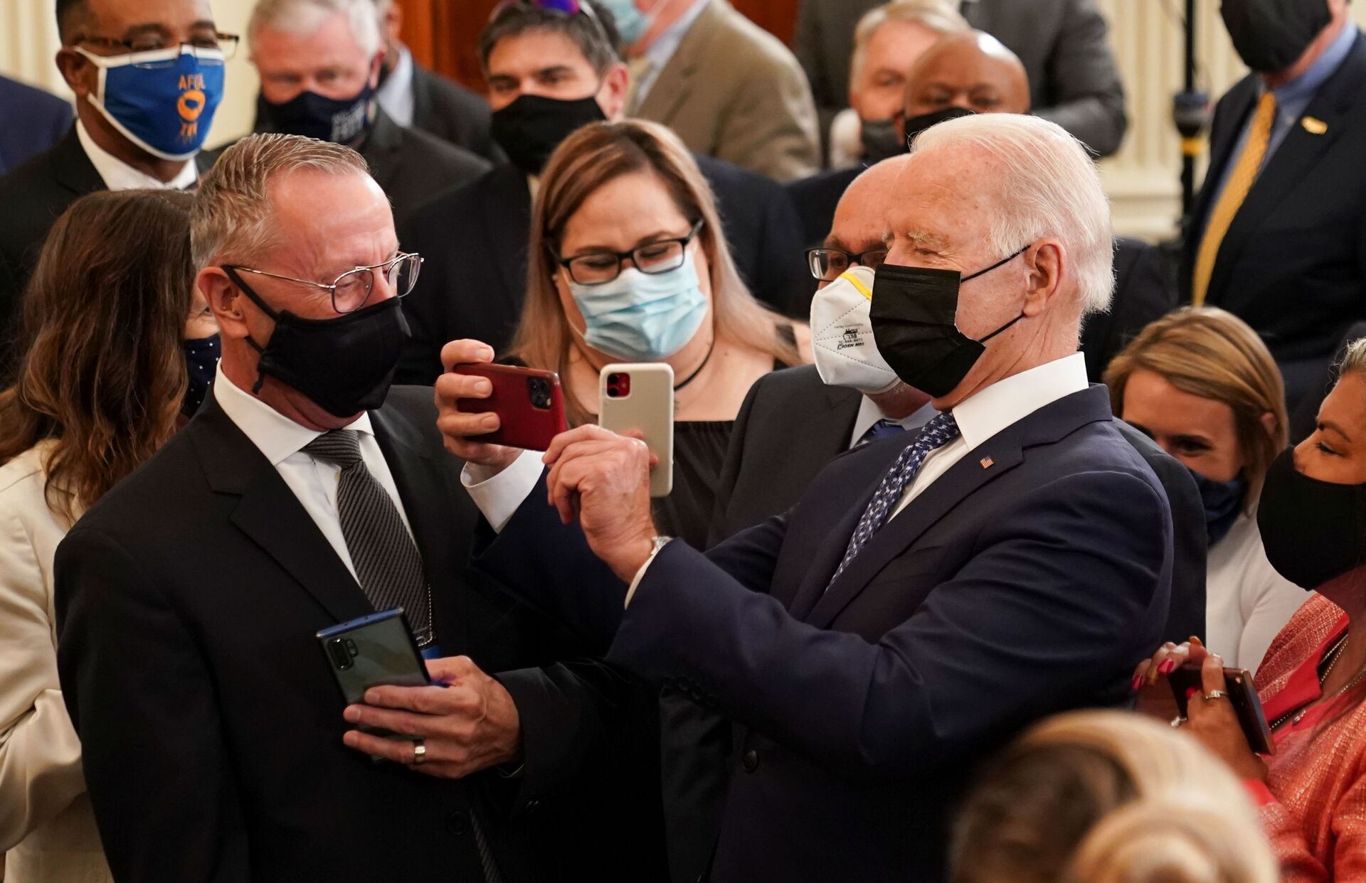 Presidente Joe Biden tira selfie durante evento em homenagem aos sindicatos na Casa Branca em Washington, 8 de setembro de 2021 - Sputnik Brasil, 1920, 09.11.2021