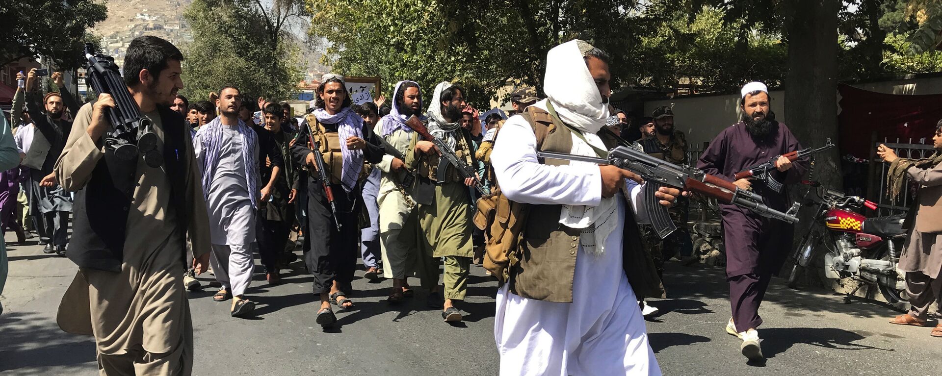 Soldados do Talibã andam em direção aos afegãos que protestam contra o Paquistão, 7 de setembro de 2021 - Sputnik Brasil, 1920, 14.08.2022