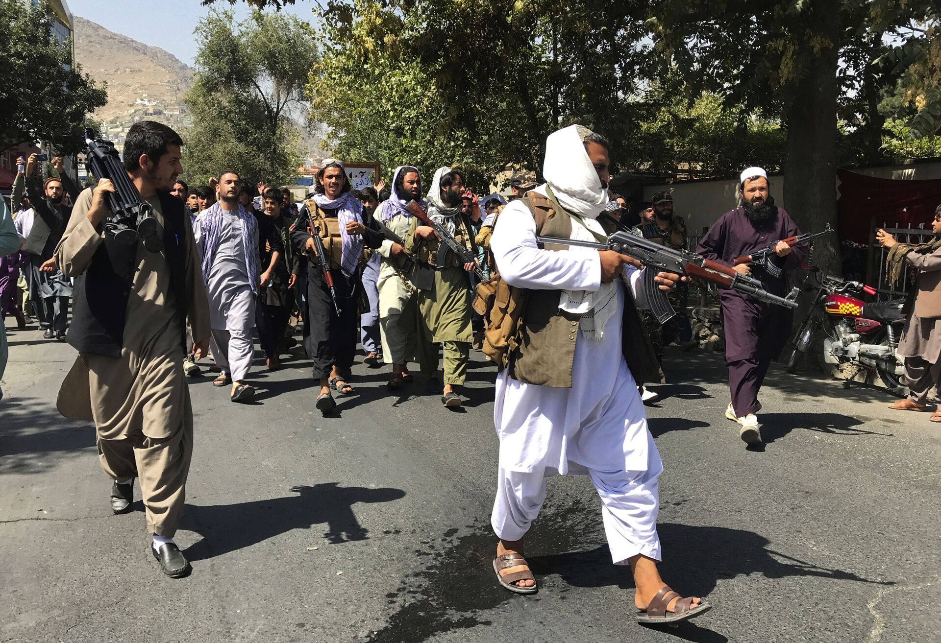 Soldados do Talibã andam em direção aos afegãos que protestam contra o Paquistão, 7 de setembro de 2021 - Sputnik Brasil, 1920, 09.11.2021