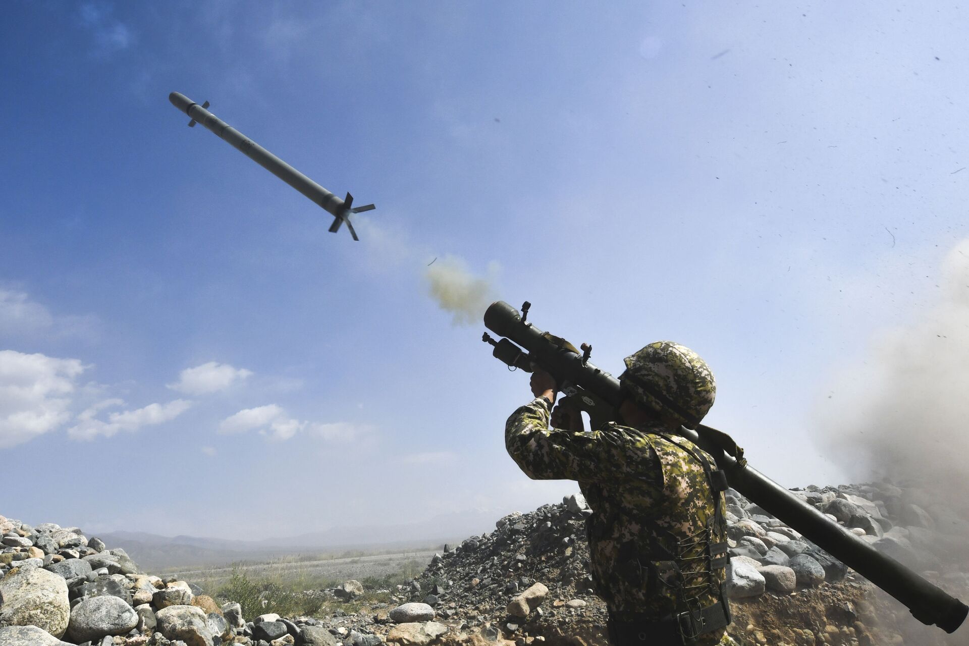 Soldado do Quirguistão dispara sistema de defesa aérea portátil durante exercícios militares dos países-membros da OTSC, no campo de treinamento de Edelweiss, a sul de  Bishkek, 9 de setembro de 2021 - Sputnik Brasil, 1920, 09.11.2021