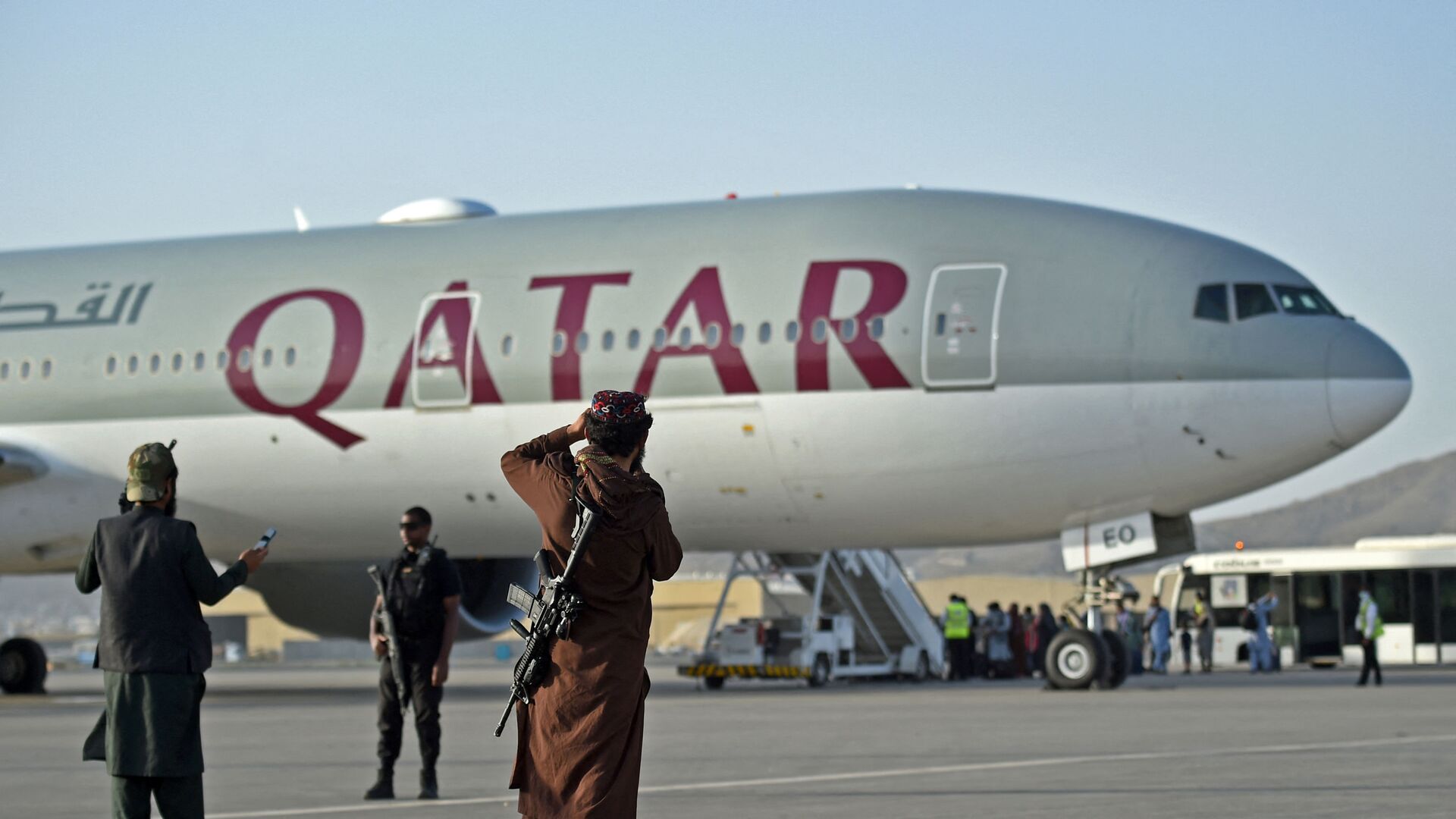 Segurança do Catar e militantes do Talibã fazem guarda enquanto os passageiros embarcam no avião da Qatar Airways no aeroporto de Cabul, 9 de setembro de 2021 - Sputnik Brasil, 1920, 04.11.2023