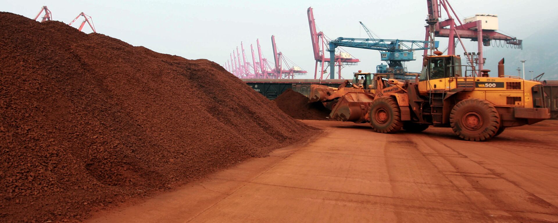 Carregamento de metais de terras raras no porto de Lianyungang, província de Jiangsu, no leste da China, para exportação ao Japão - Sputnik Brasil, 1920, 11.02.2023
