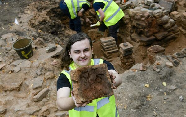 Artefato achado durante as escavações arqueológicas no local dos banhos romanos em Carlisle, Reino Unido. - Sputnik Brasil