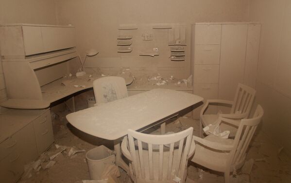 Cinza dentro de um escritório após o ataque terrorista no World Trade Center em Nova York.  - Sputnik Brasil