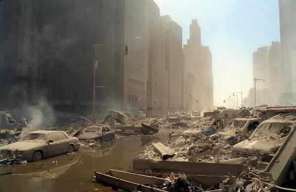 Escombros e cinzas nas ruas de Manhattan depois de dois aviões sequestrados terem colidido com o World Trade Center, 11 de setembro de 2001. - Sputnik Brasil