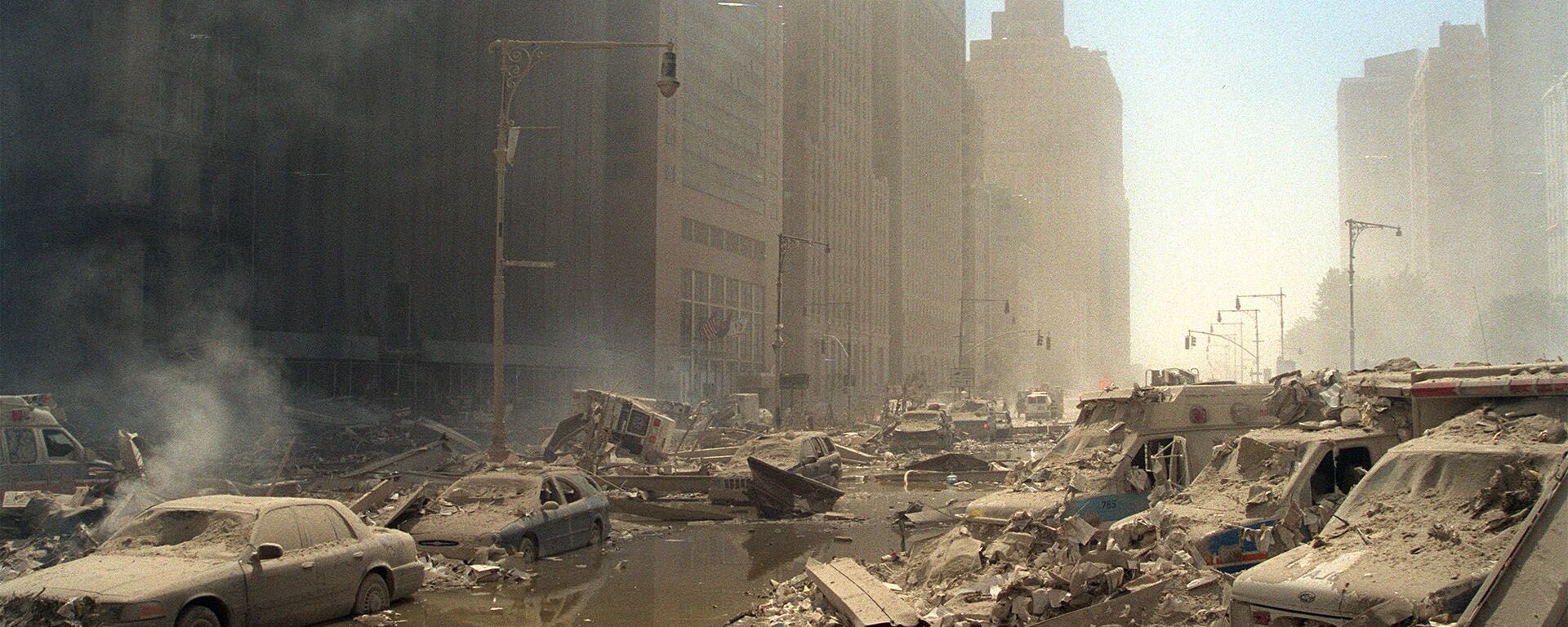 Escombros e cinzas nas ruas de Manhattan depois de dois aviões sequestrados terem colidido com o World Trade Center, 11 de setembro de 2001 - Sputnik Brasil, 1920, 11.09.2022